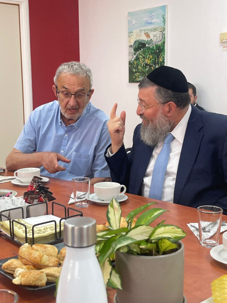 שר העבודה, יואב בן צור (ש"ס), הגיע לבית הספרדי בחיפה  קרדיט צילומים הללי אורגינל