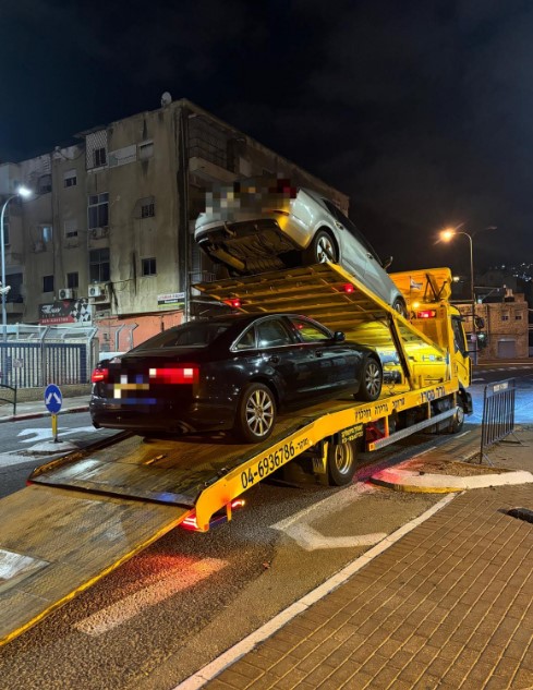 רכבים על משאית, מצ"ב תיעוד קרדיט צילום - דוברות המשטרה.